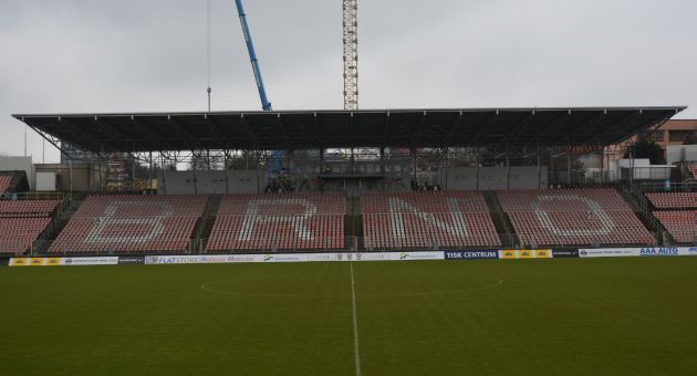 Na nekryté tribuně se již rozjely práce na novém zastřešení