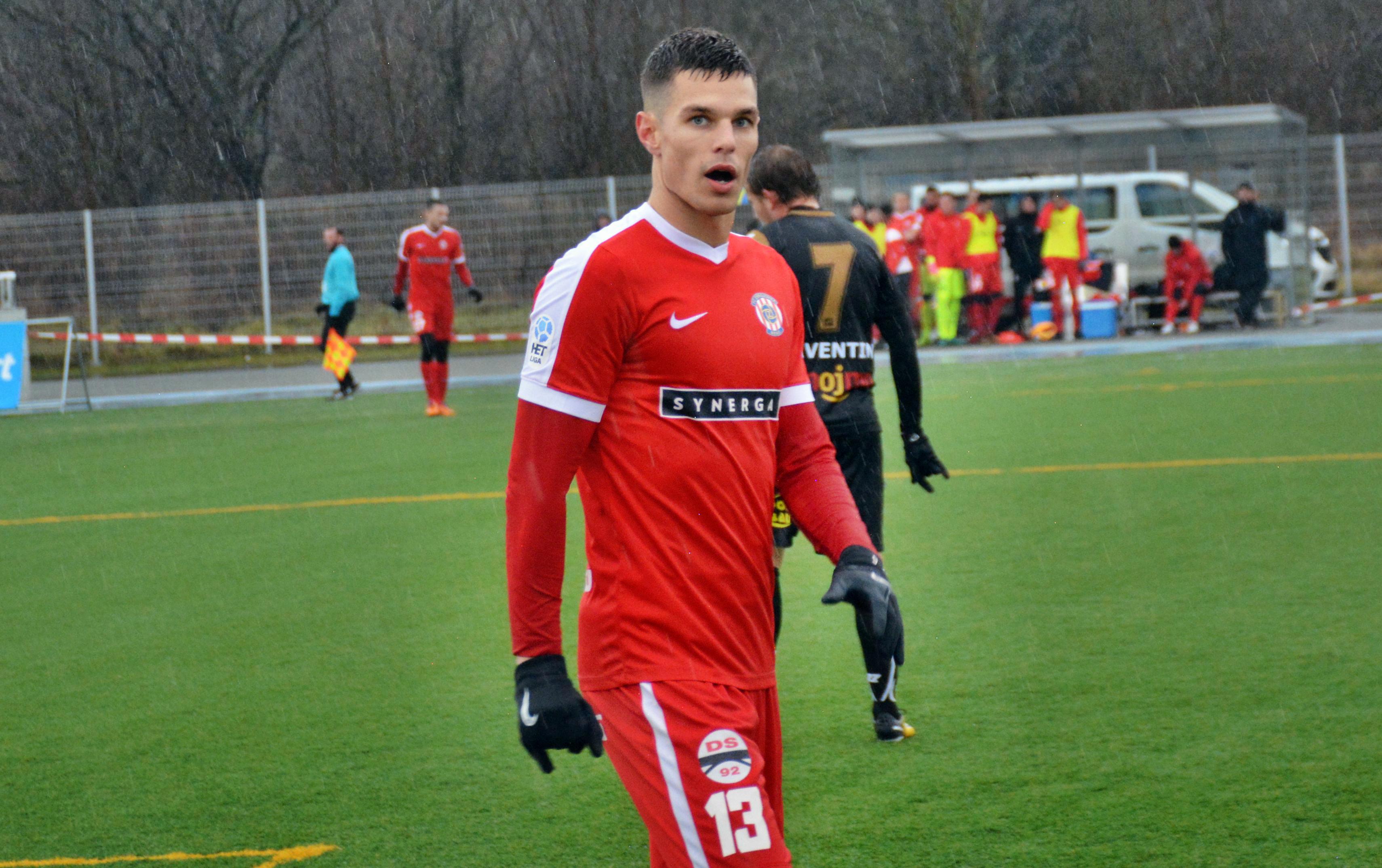 Zima na přírodní trávě? Příjemná změna, libuje si Lukáš Vraštil