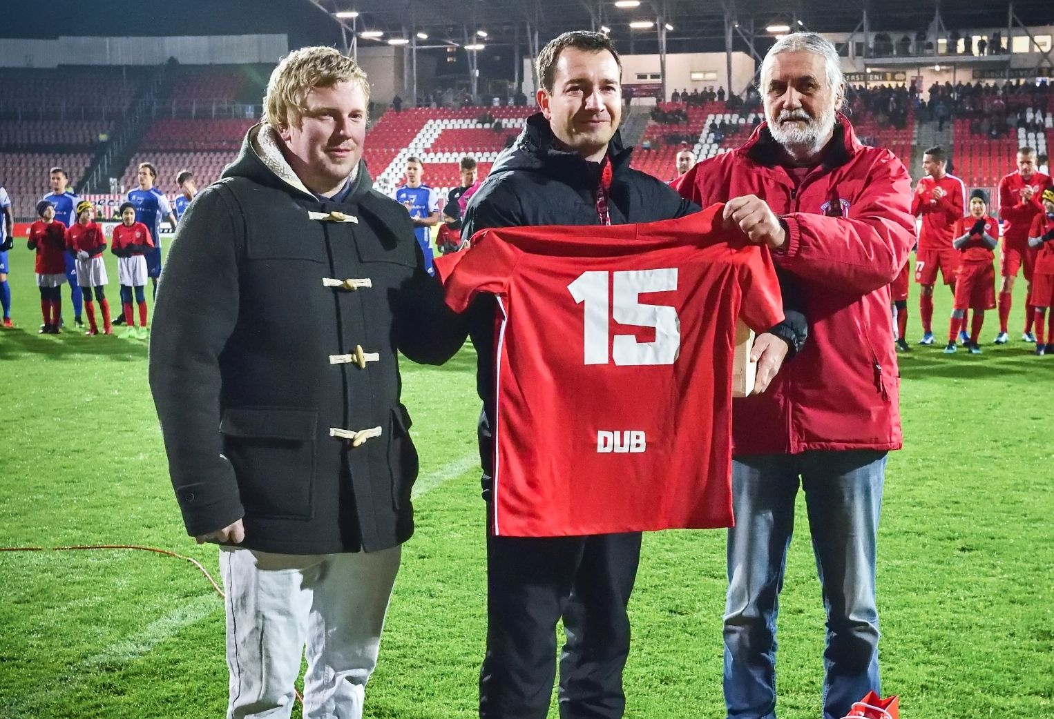 Jen se z lavičky přesunu na tribunu, usmívá se končící masér Petr Doubrava