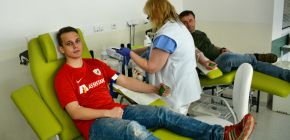 VIDEO: Zbrojovka opět pomáhala darovat krev!