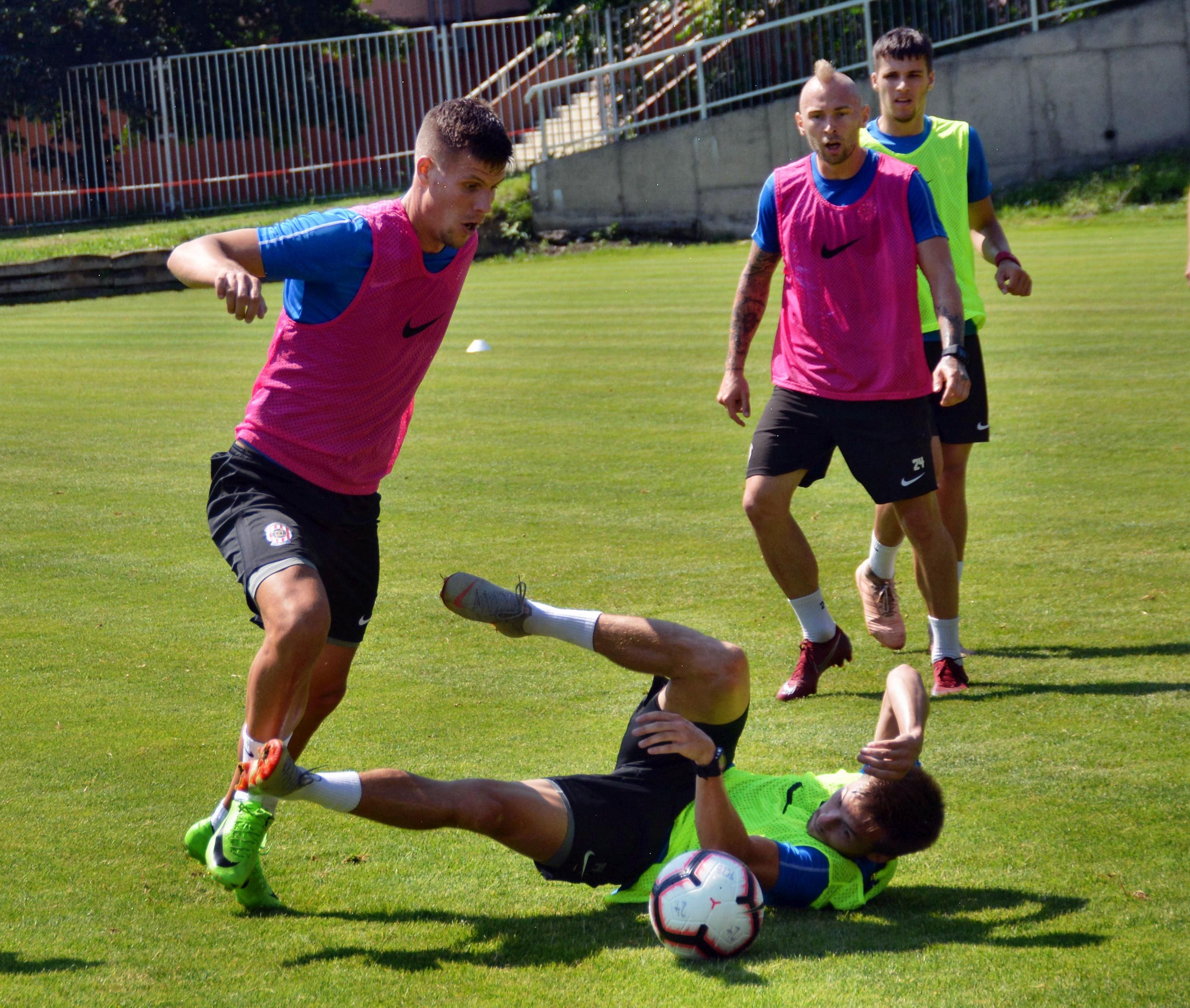 Zbrojovka testuje slovenského záložníka Adriána Čermáka