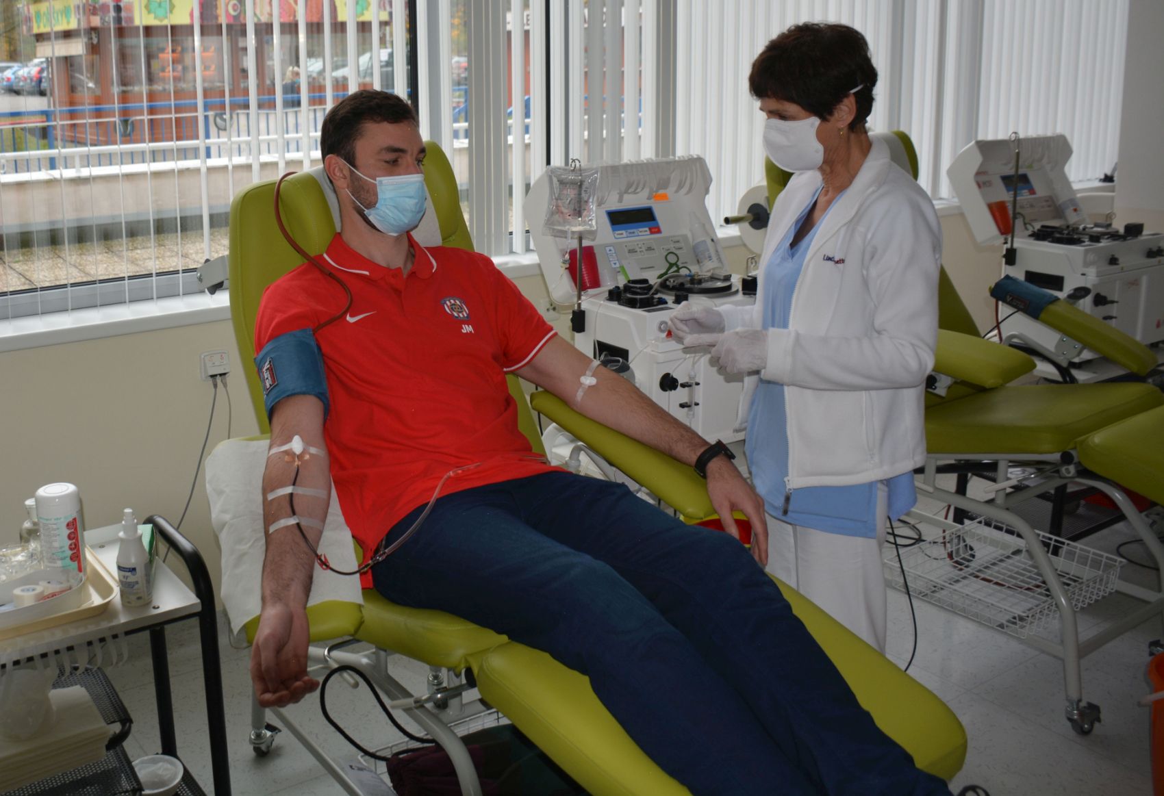 Zbrojováci, kteří prodělali koronavirus, darují krevní plazmu