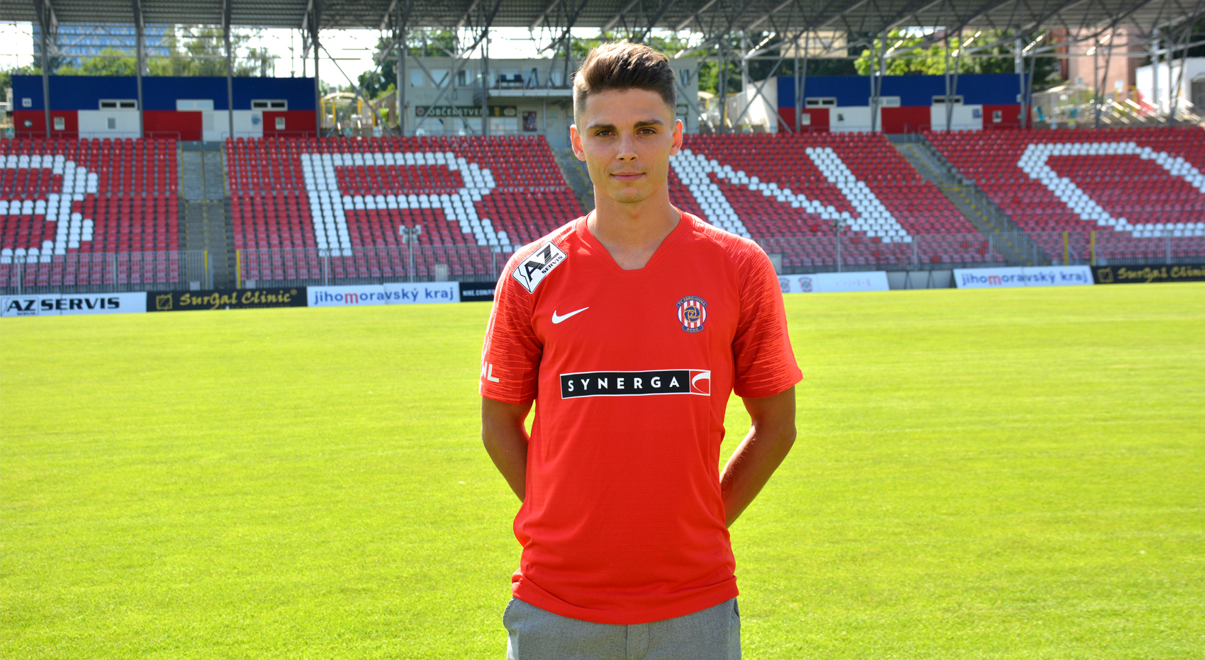 Z Líšně přichází stoper Hlavica, opačným směrem míří Krška