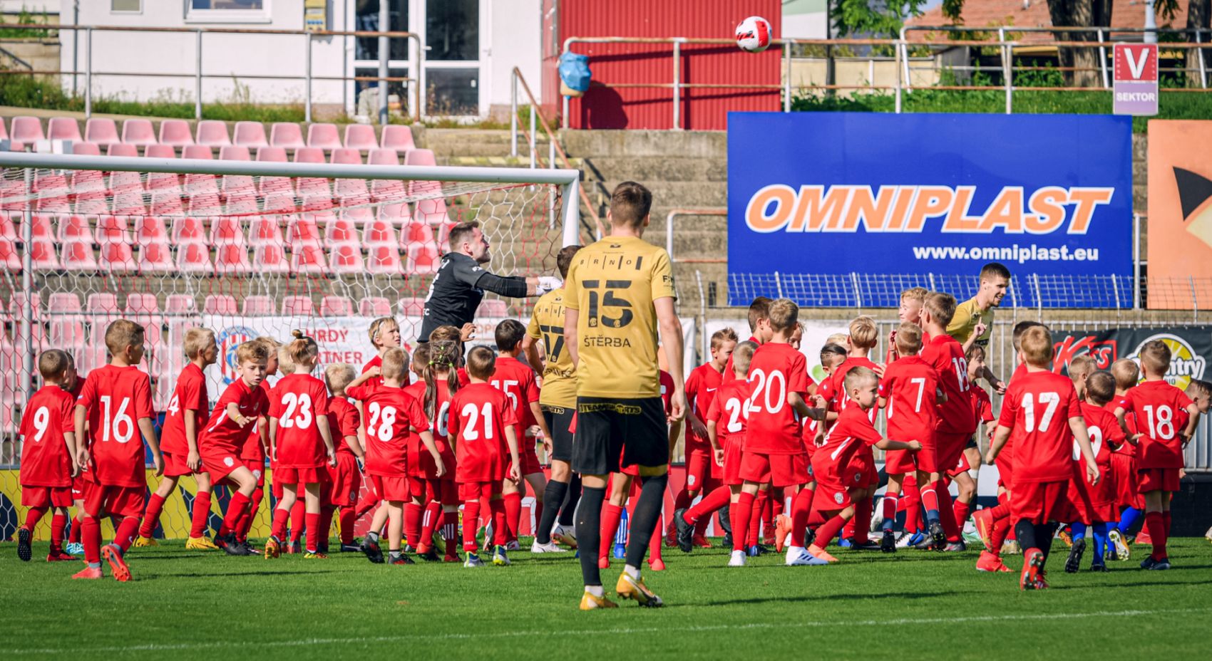 VIDEO: Unikátní zápas - áčko proti přípravkám!