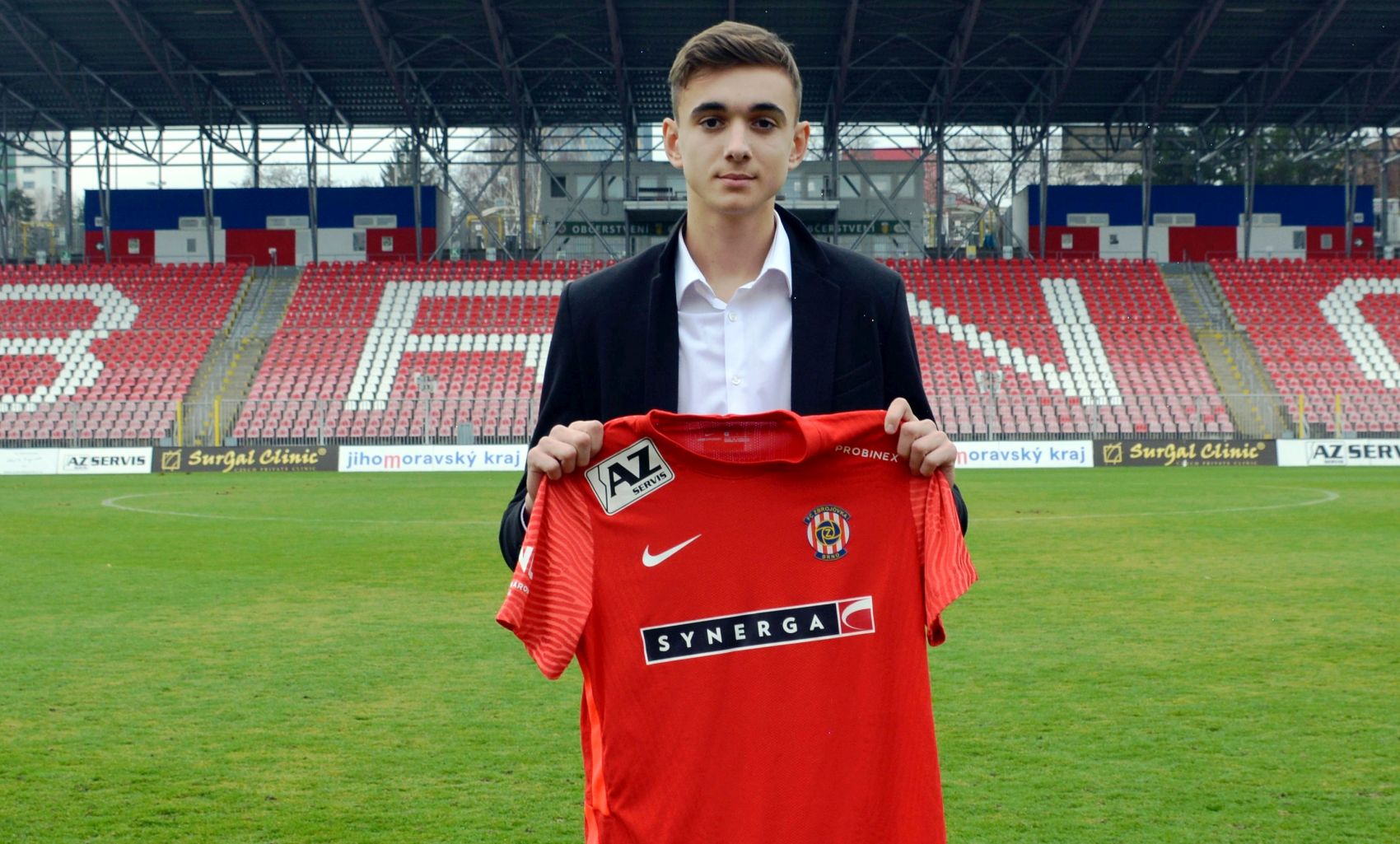 Svůj první kontrakt podepsal také Filip Večeřa