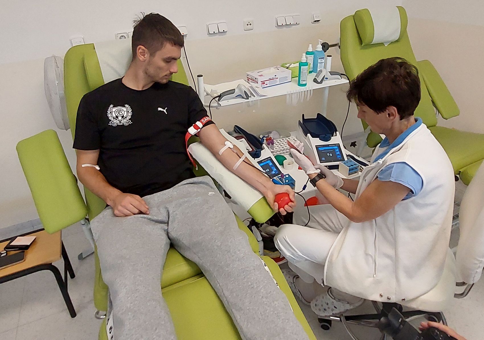 Zbrojováci pomáhali darovat krev a završili tak desátý rok spolupráce!