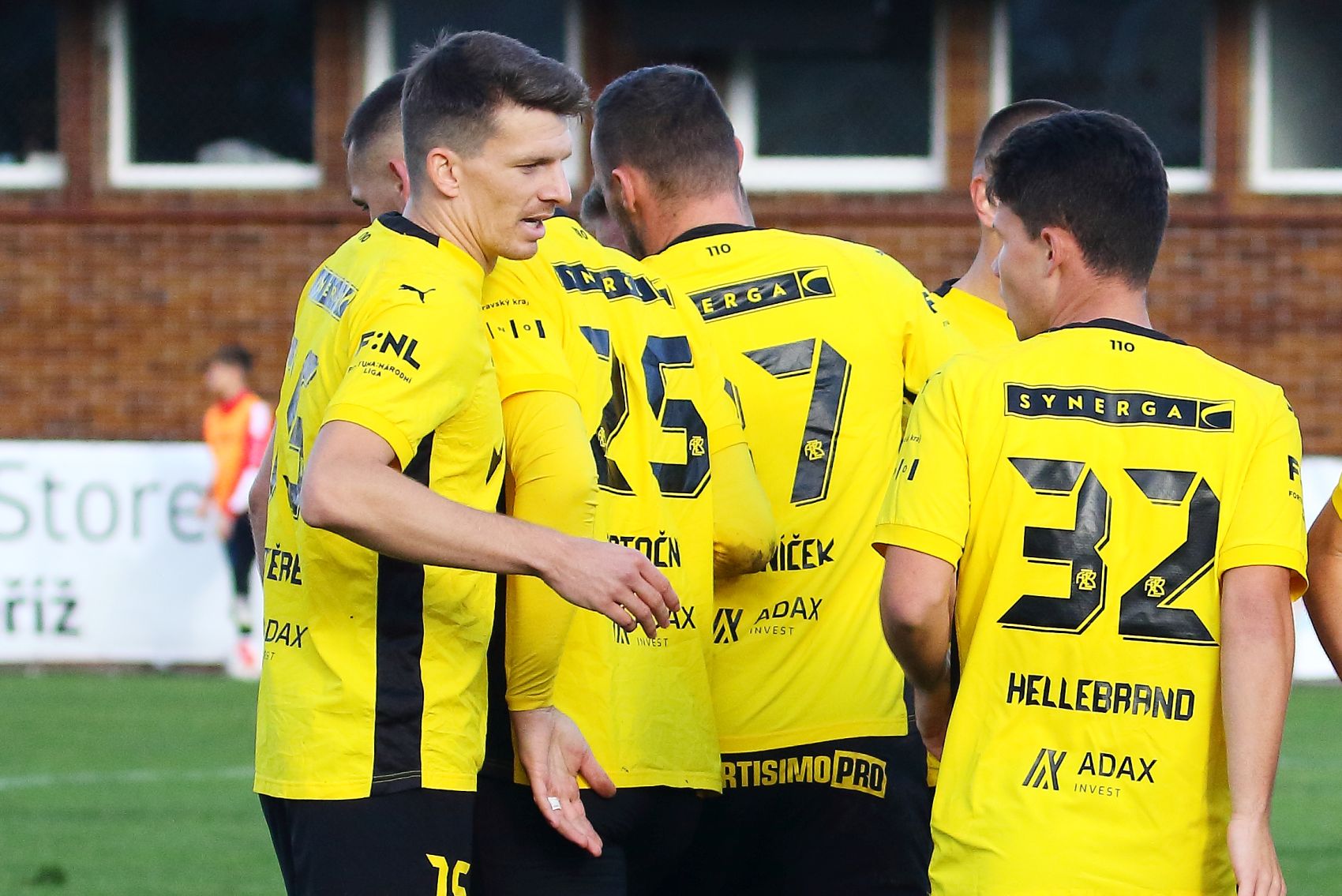 SOUHRN: Zbrojováci na hostování