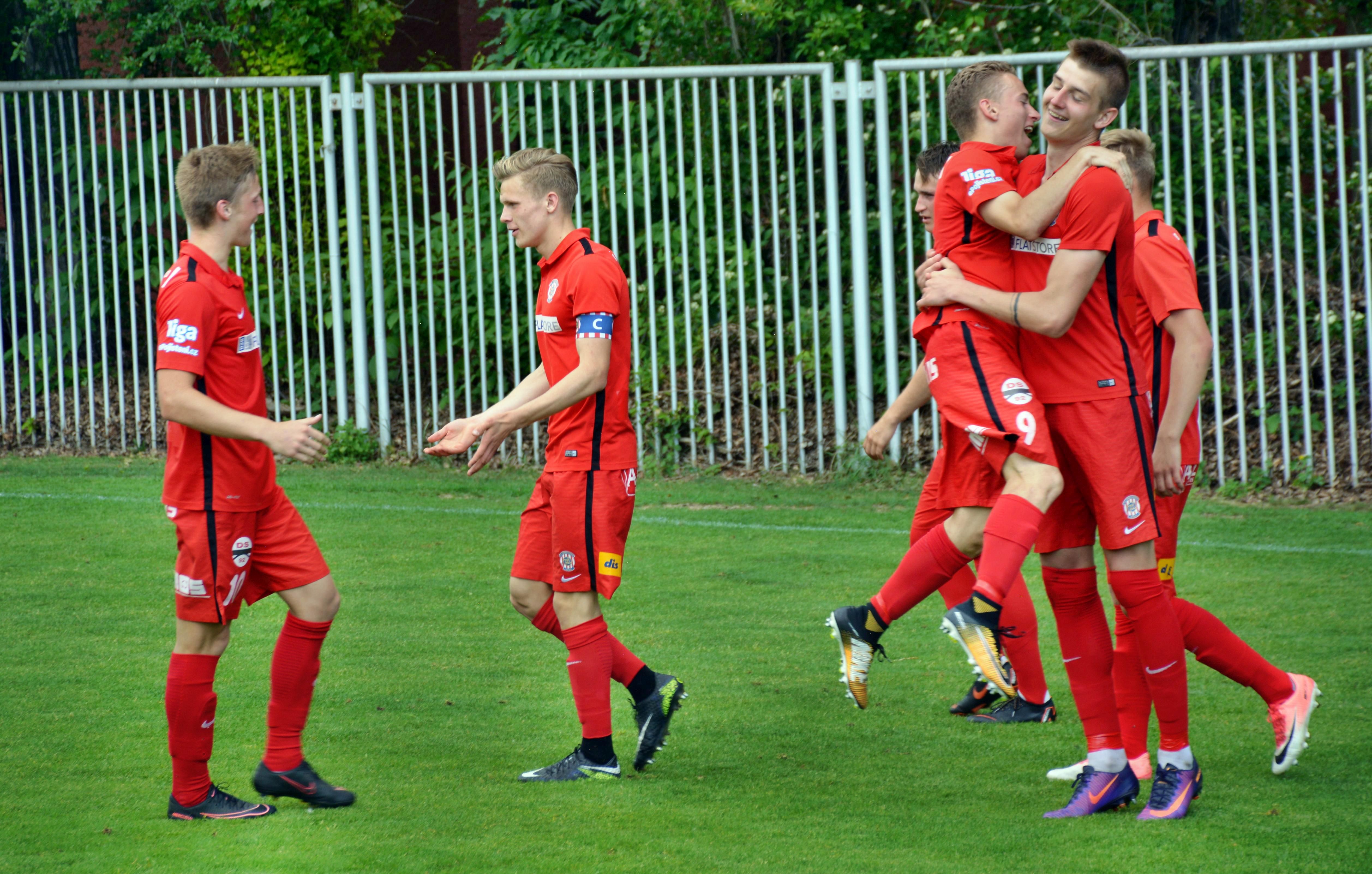 Dorostenci se rozloučí s povedenou sezonou na hlavním stadionu