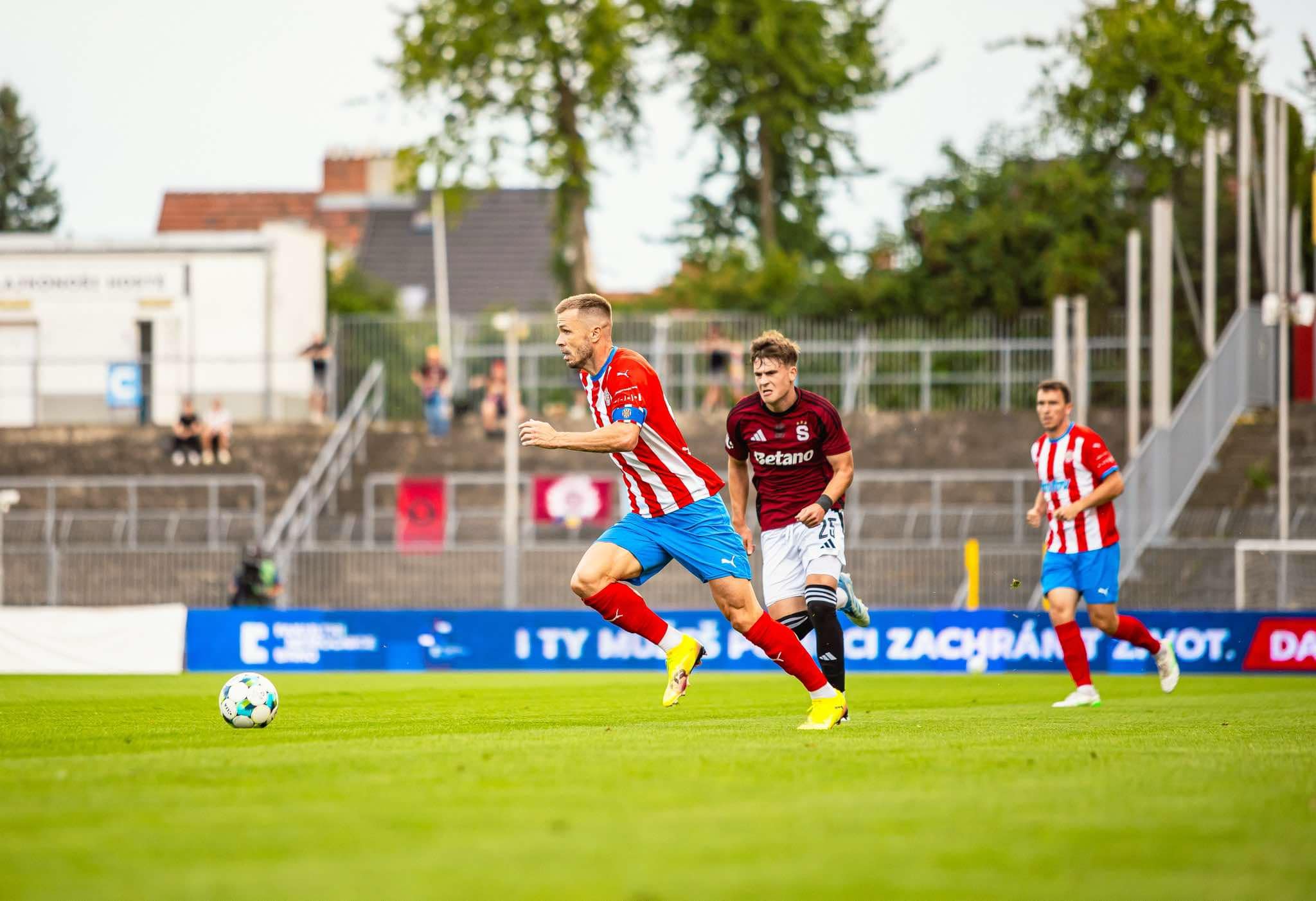 Zbrojovka ped zaplnnmi ochozy jasn pehrla mladky Sparty
