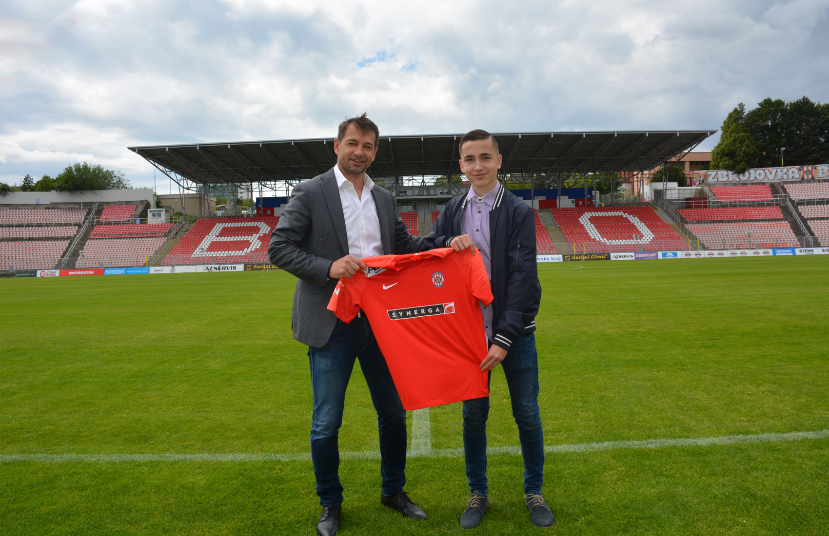 Profesionální smlouvu ve Zbrojovce dnes podepsal patnáctiletý Martin Černý