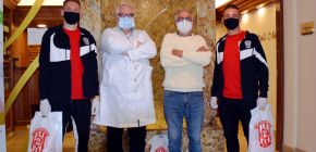 Zbrojováci darovali roušky a nápoje klinice SurGal