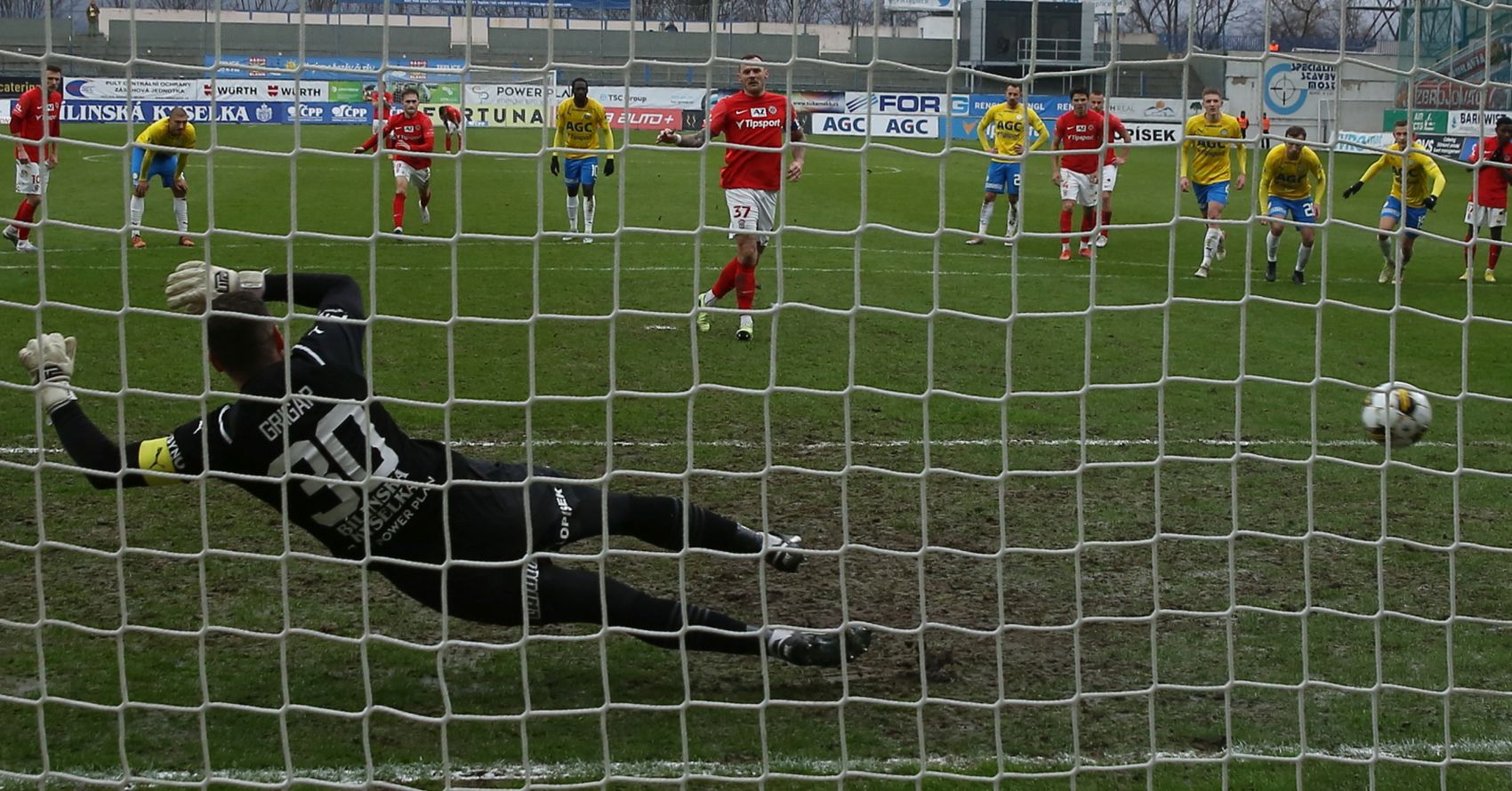 Tet remza v ad. Bod v Teplicch zadil v zvru z penalty eznek